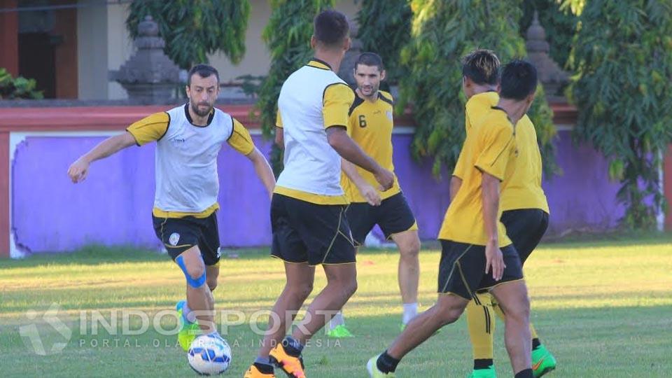 Goran%20Gancev%20%28paling%20kiri%29%20mengontrol%20bola%20dalam%20sesi%20latihan.